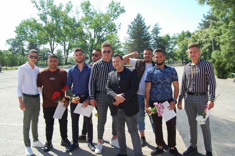 Зрелостниците на ПГСС се разделят с училището, но остават приятели