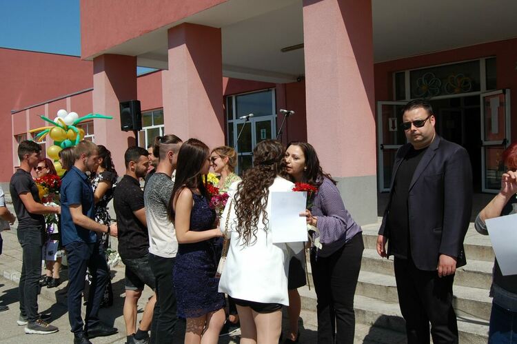 Зрелостниците на ПГСС се разделят с училището, но остават приятели