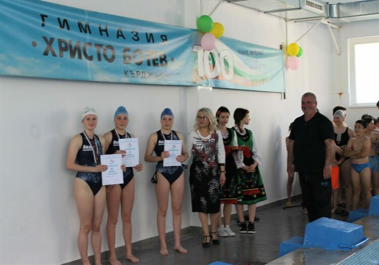 Честито! Да ни върви по вода!Вижте имената на най-добрите ни плувци