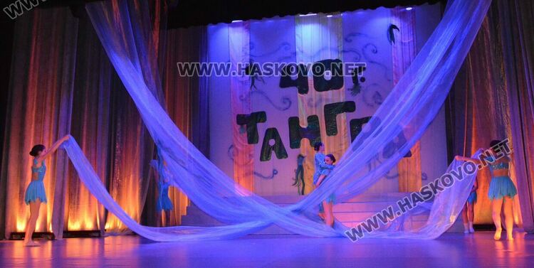 Почитатели изпълниха “Заря” за 40-годишнината на балет “Тангра”