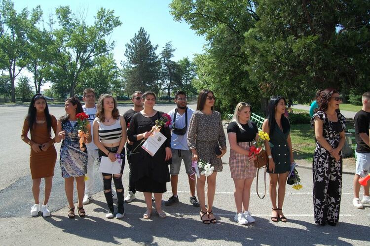 Зрелостниците на ПГСС се разделят с училището, но остават приятели