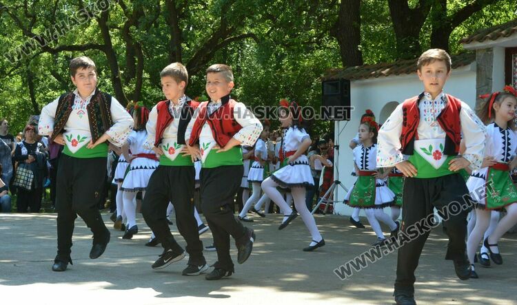 Голямо хоро, концерт на детски ансамбли и “Чинари” във втория ден на събора “Китна Тракия”