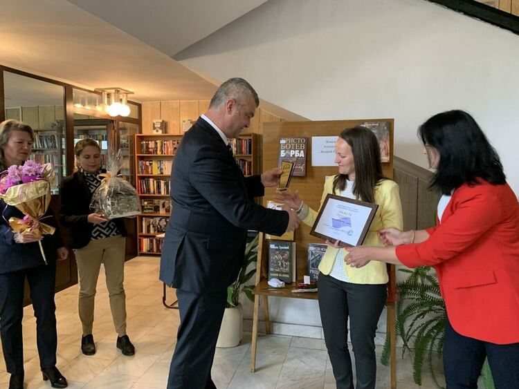 В Ерма река от библиотекари разнасят книги по домовете 