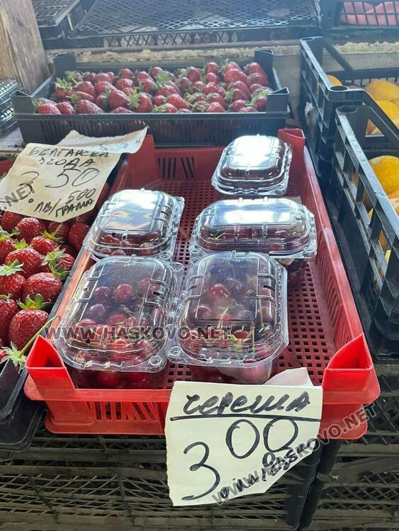 По 15 и 20 лв./ кг са българските череши на Зеленчуковия пазар в Хасково