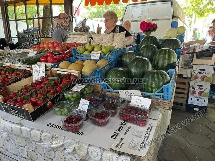 По 15 и 20 лв./ кг са българските череши на Зеленчуковия пазар в Хасково