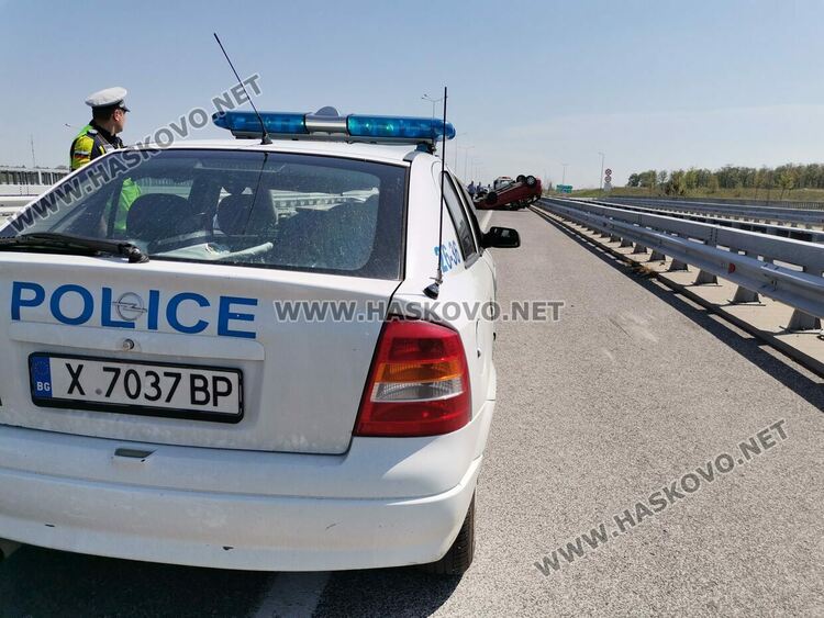 Двама са с опасност за живота при катастрофа, издирват водач на Ситроен 