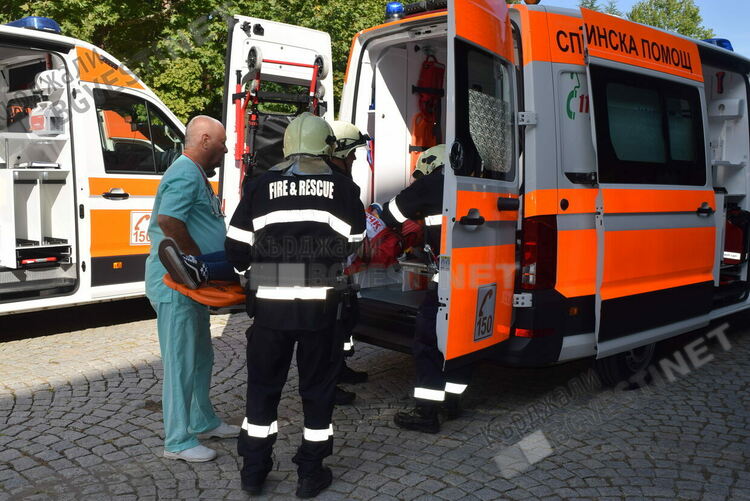 Жена катастрофира тежко тази сутрин в централната част на Кърджали, прилошало й зад волана