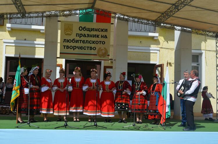 Над 160 певци и танцьори участваха в прегледа на любителските фолклорни състави