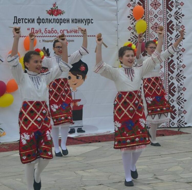 За тринадесети път в село Мещица се проведе Националният детски фолклорен конкурс „Дай,бабо,огънче!“