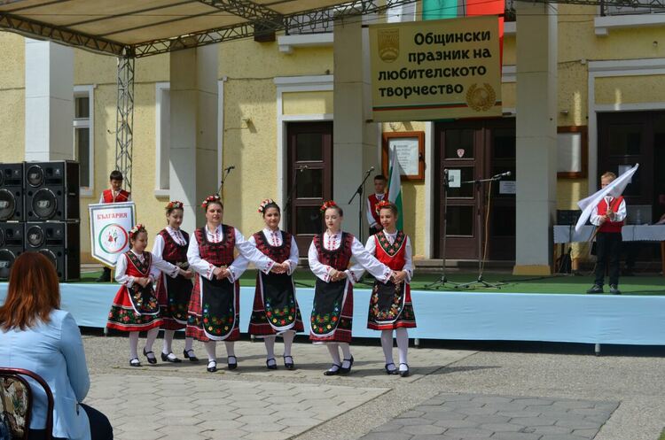 Над 160 певци и танцьори участваха в прегледа на любителските фолклорни състави