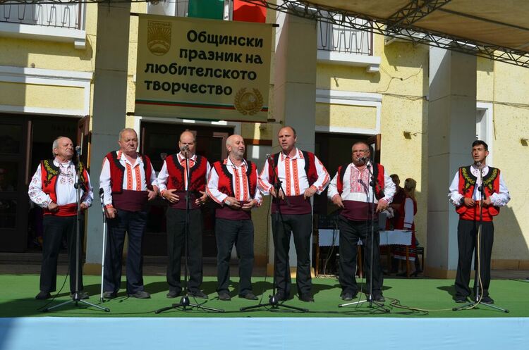 Над 160 певци и танцьори участваха в прегледа на любителските фолклорни състави