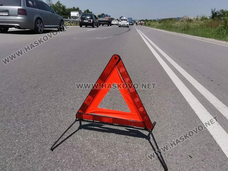 Двама са с опасност за живота при катастрофа, издирват водач на Ситроен 