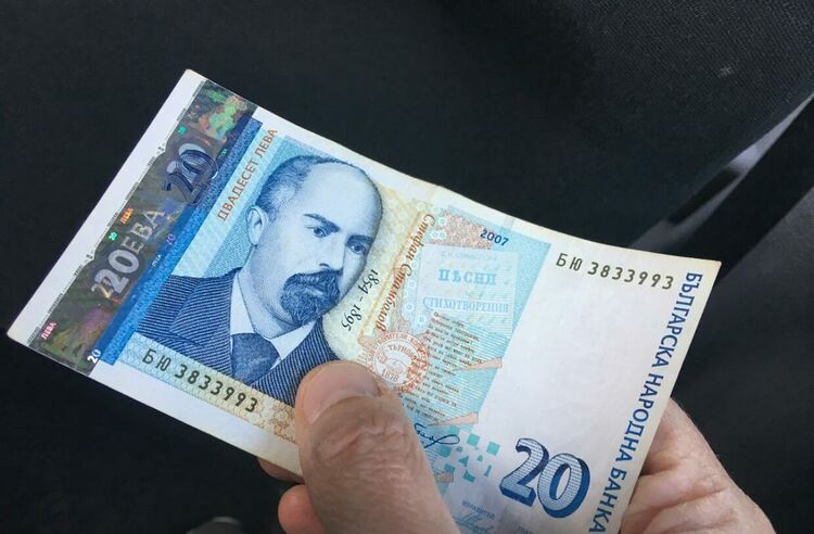 Задържаха млада жена с амфетамин, пазарувала с фалшиви пари