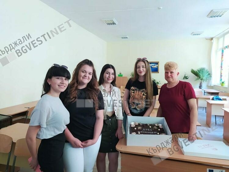 СУ"Отец Паисий" с кампания "Засади цвете-сътвори красота!"