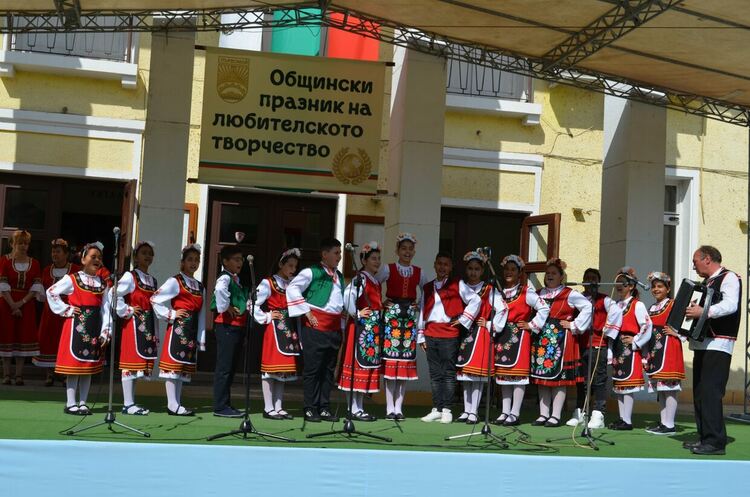 Над 160 певци и танцьори участваха в прегледа на любителските фолклорни състави