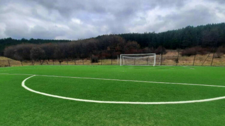 Изграждат осветление на футболното игрище при стадион „Металург“