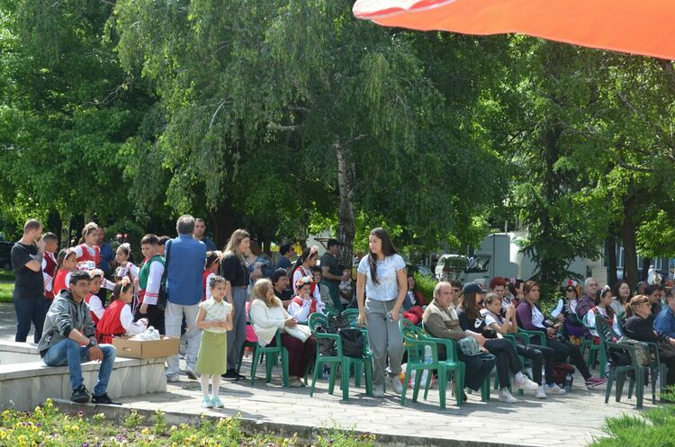 Над 160 певци и танцьори участваха в прегледа на любителските фолклорни състави