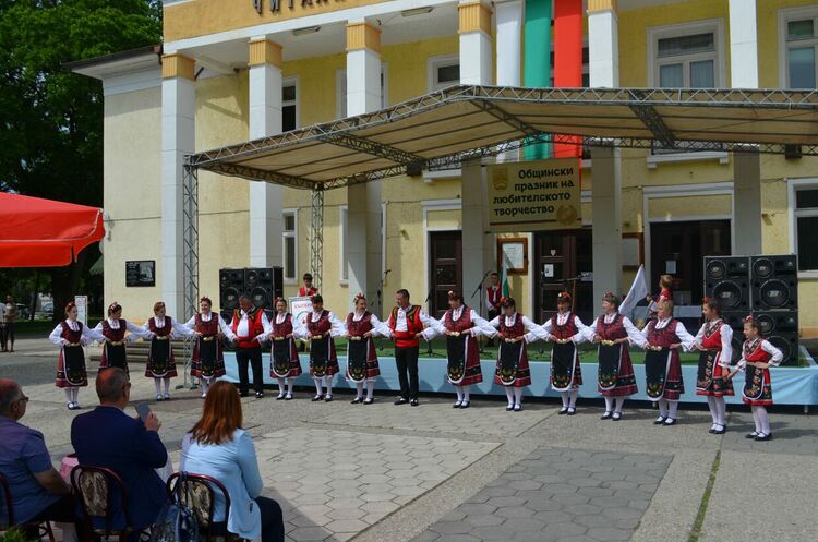 Над 160 певци и танцьори участваха в прегледа на любителските фолклорни състави