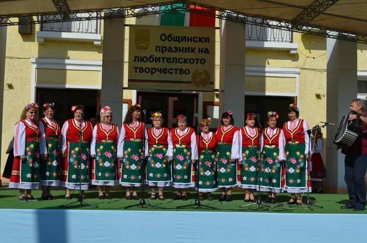Над 160 певци и танцьори участваха в прегледа на любителските фолклорни състави