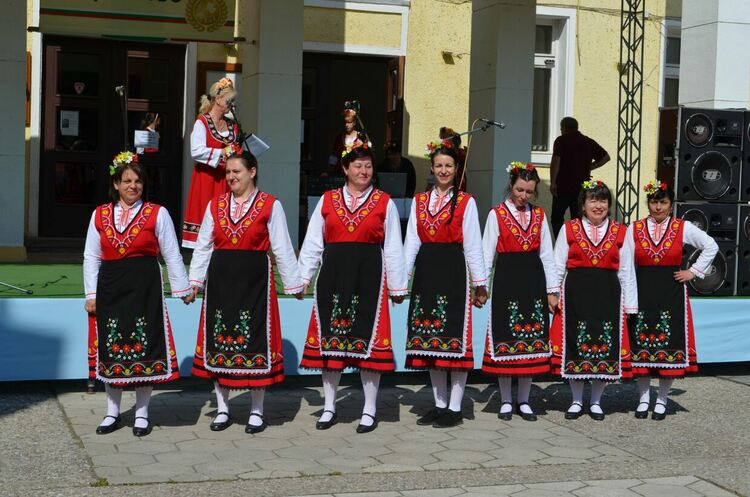 Над 160 певци и танцьори участваха в прегледа на любителските фолклорни състави