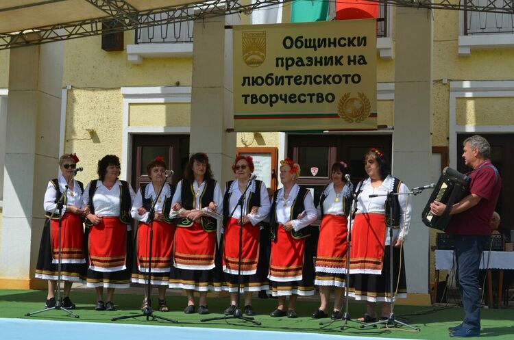 Над 160 певци и танцьори участваха в прегледа на любителските фолклорни състави