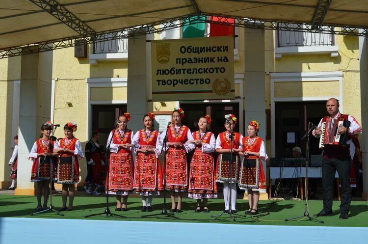 Над 160 певци и танцьори участваха в прегледа на любителските фолклорни състави