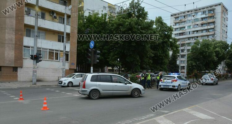 Блъснаха пешеходка в Хасково и жена с тротинетка