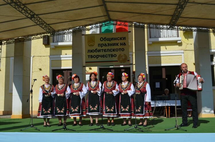 Над 160 певци и танцьори участваха в прегледа на любителските фолклорни състави
