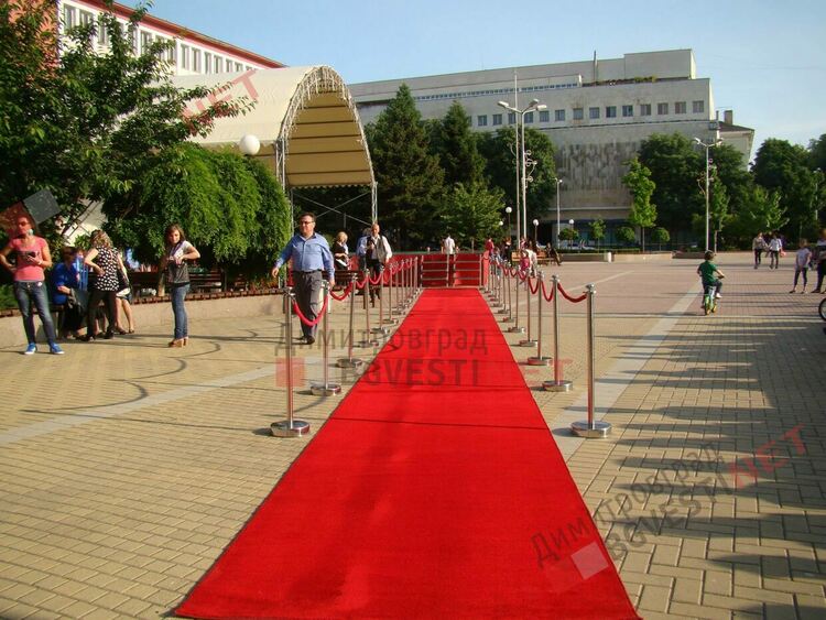3 поредни дни блясък и емоции по червения килим в центъра на Димитровград