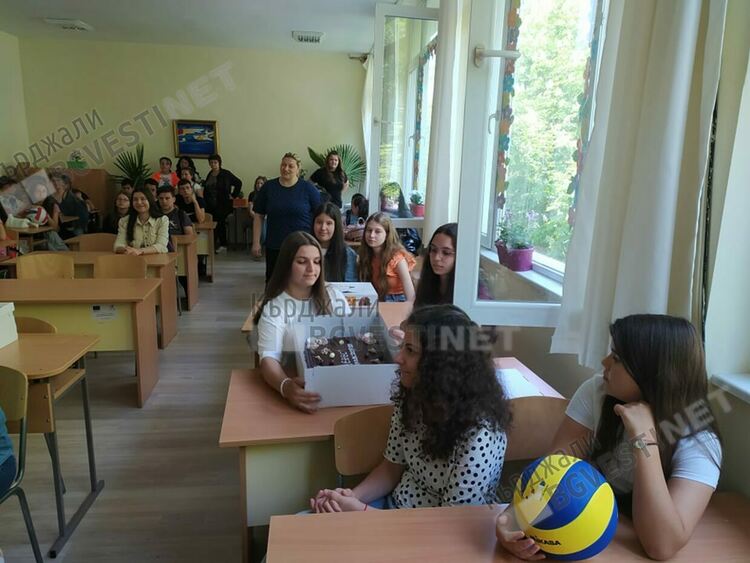 СУ"Отец Паисий" с кампания "Засади цвете-сътвори красота!"