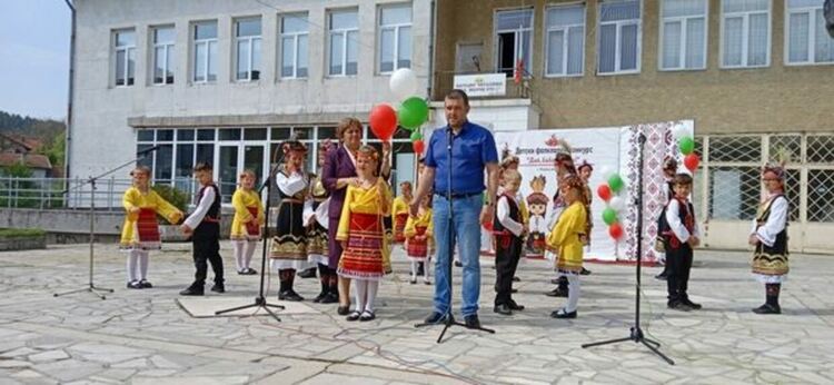 За тринадесети път в село Мещица се проведе Националният детски фолклорен конкурс „Дай,бабо,огънче!“