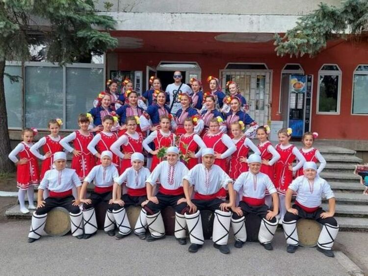 За тринадесети път в село Мещица се проведе Националният детски фолклорен конкурс „Дай,бабо,огънче!“