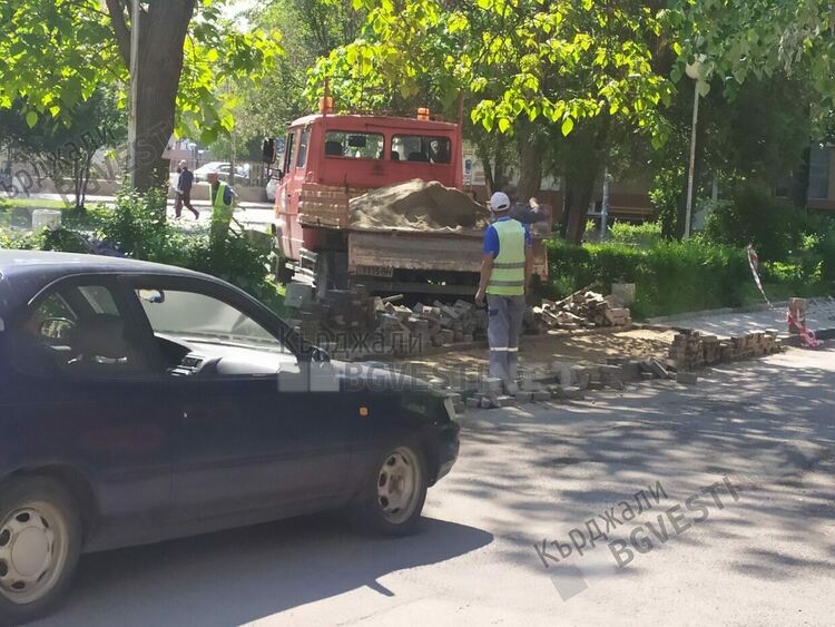 Ремонтираха отново Златния тротоар на Кърджали, асфалтираха дупките около Попската градина