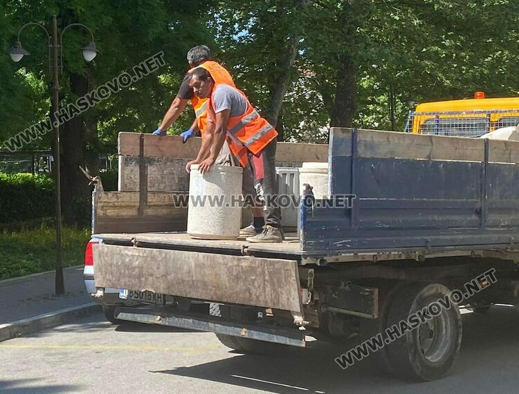 Централната градска част с нови кошове