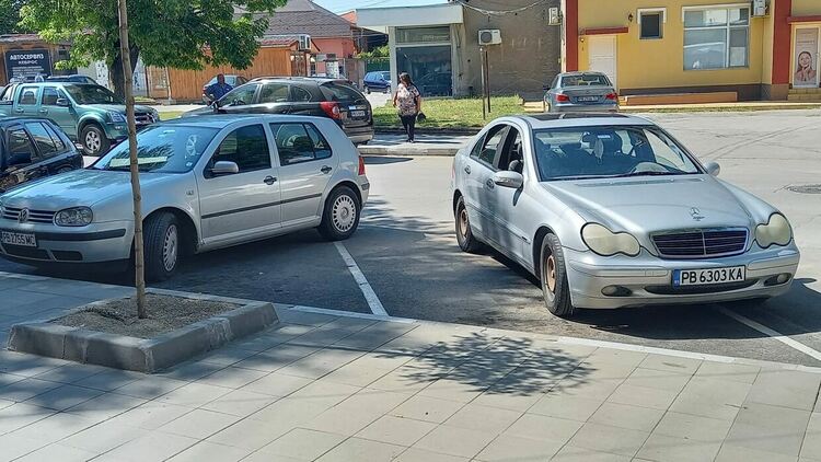 Читател: Когато имаш пари можеш да паркираш както искаш