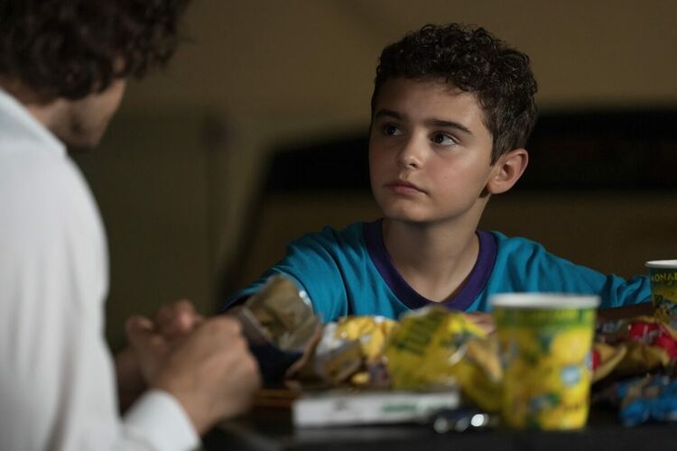 Тео Джеймс и Роуз Лесли от днес в HBO Max в „Жената на пътешественика във времето“