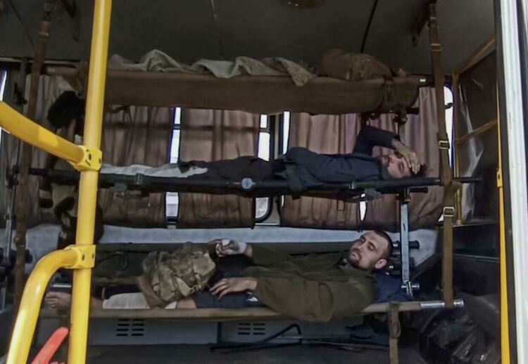 Ранени украински военнослужещи, които чакат в автобус, докато се евакуират от обсадения стоманодобив завод Азовстал в Мариупол, Украйна, 17 май 2022 г.  Руският президент Путин на 21 април 2022 г. нареди на министъра на отбраната да не щурмува, а да блокира завода. Сн.: EPA-EFE/ПРЕСС-СЛУЖБА НА РУСКОТО МИНИСТЕРСТВО НА ОТБРАНАТА