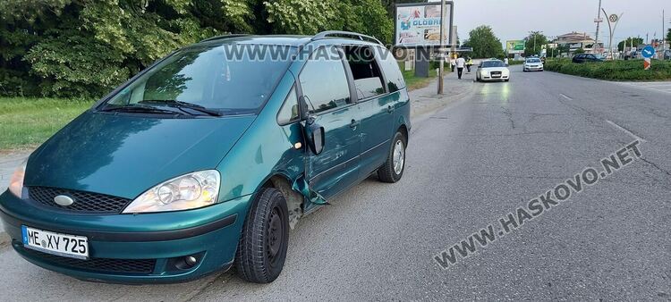 Рено изхвърча в градинка след катастрофа с Форд
