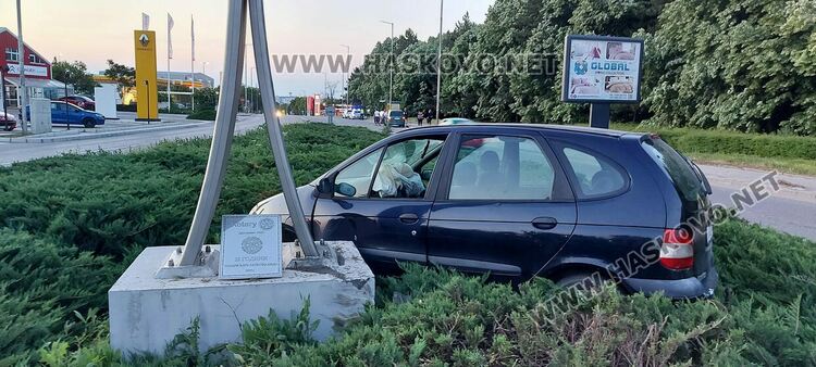 Рено изхвърча в градинка след катастрофа с Форд