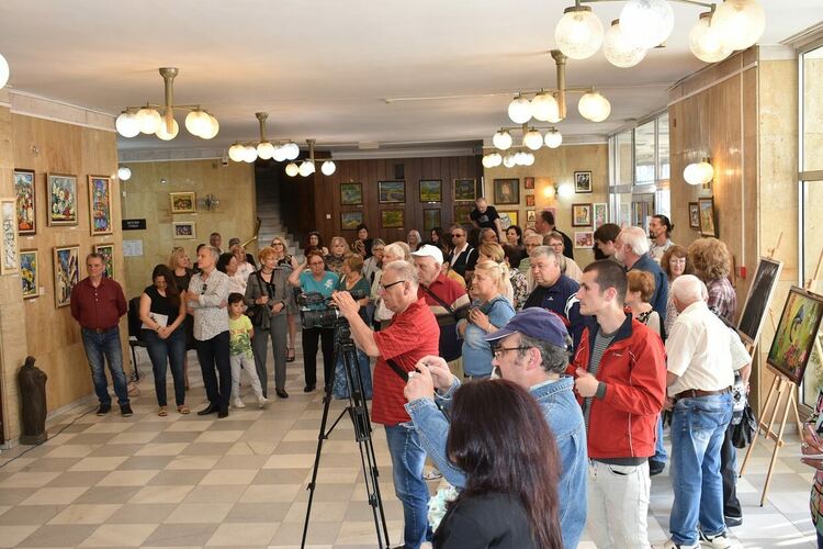 Изложба "Магията Асеновград" - в градската библиотека "Паисий Хилендарски"