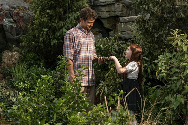 Тео Джеймс и Роуз Лесли от днес в HBO Max в „Жената на пътешественика във времето“