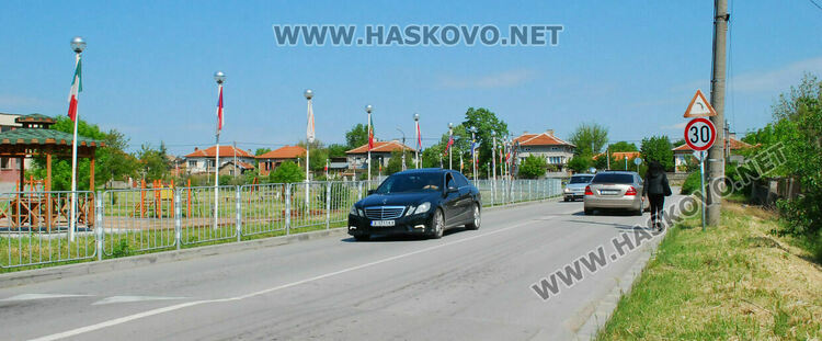 АПИ и Общината си прехвърлят ангажимента за „легнали полицаи“ и пътеки в Книжовник