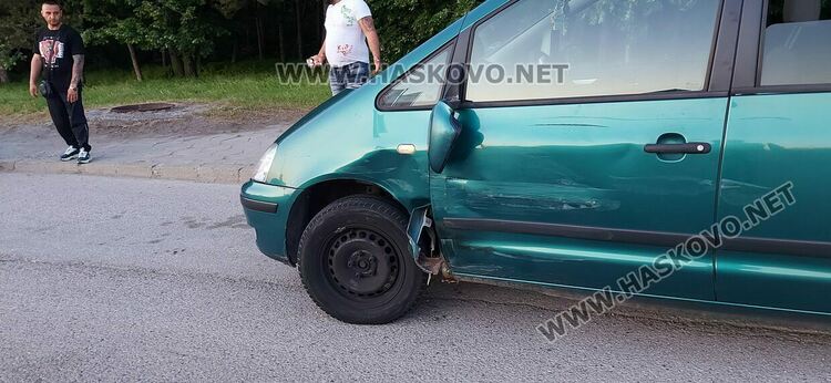 Рено изхвърча в градинка след катастрофа с Форд