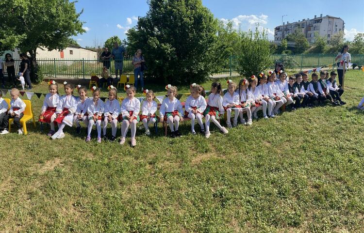 Деца показаха на родителите си наученото в часовете по народни танци