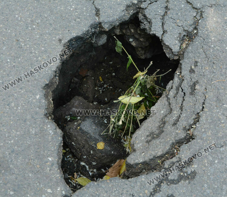 Дупка се образува в асфалта на улица „Добруджа“, „Екопрогрес“ я запълва