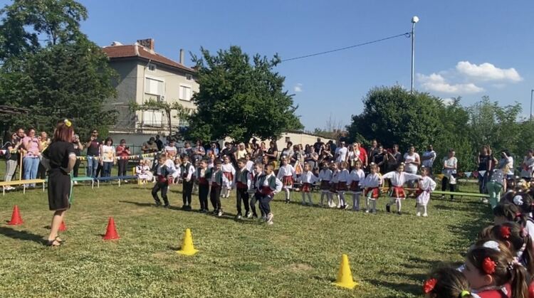 Деца показаха на родителите си наученото в часовете по народни танци