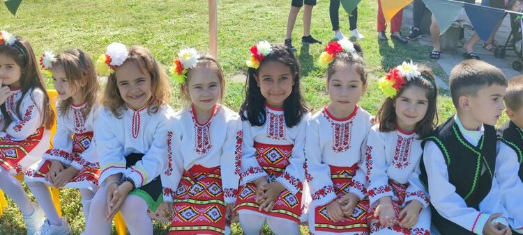 Деца показаха на родителите си наученото в часовете по народни танци