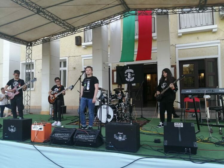 Първи самостоятелен концерт на Наутилус бенд - Първомай