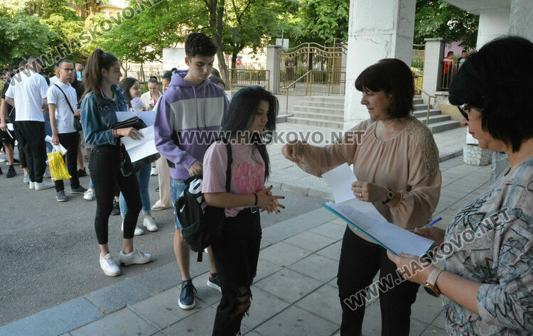 1456 зрелостници се явяват на матурата по БЕЛ в Хасковско