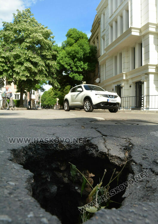 Дупка се образува в асфалта на улица „Добруджа“, „Екопрогрес“ я запълва
